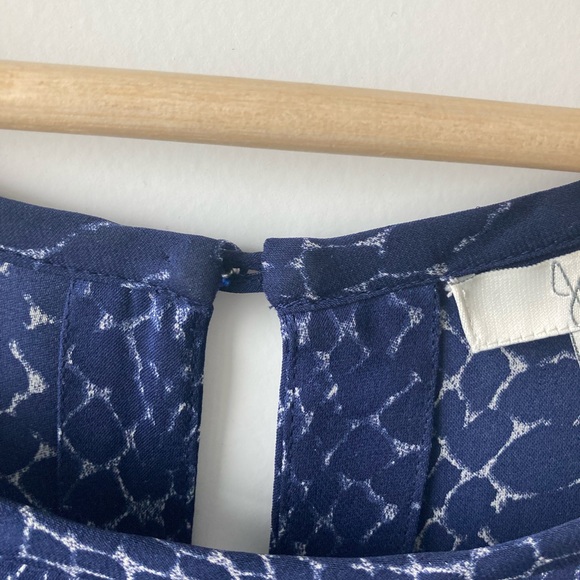 Joie short sleeve blue silk blouse with pocket detail Womenβs Large - Picture 5 of 8